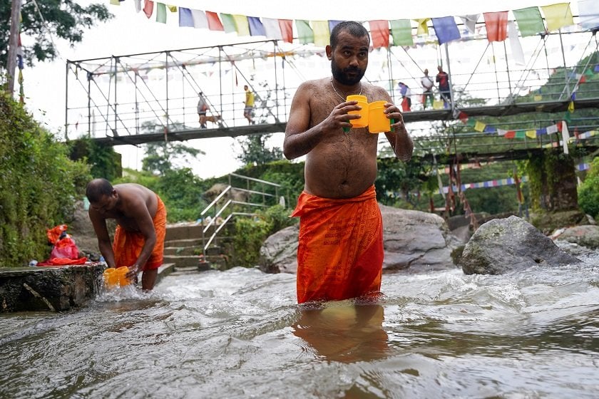 सुन्दरीजलको जल पशुपतिनाथसम्म ल्याउँदै बोलबम यात्री (तस्बिरहरू)