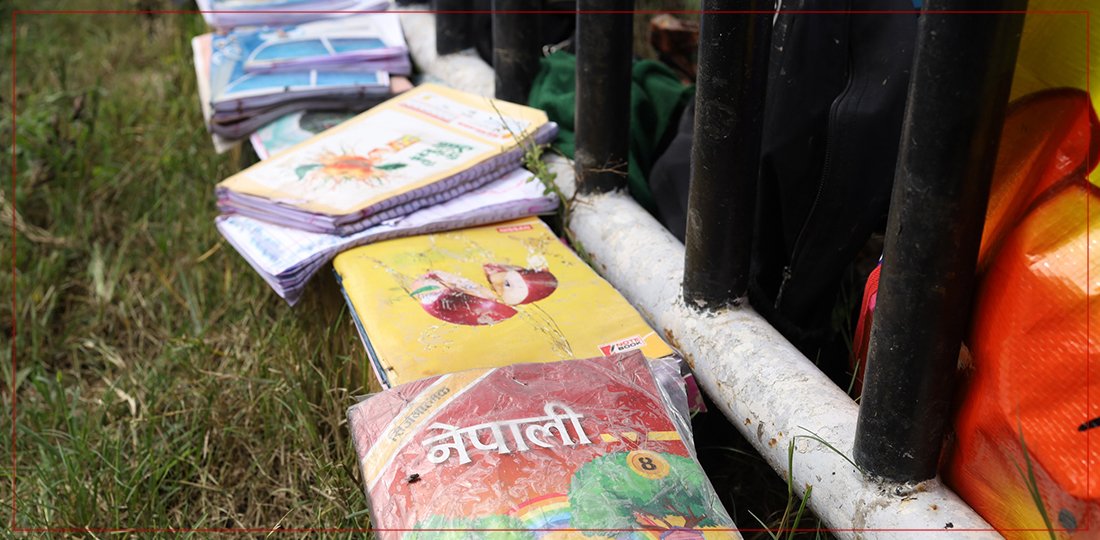 भिजेर गले किताबकापी, अब के पढ्ने, कता जाने ? (तस्बिरहरू)