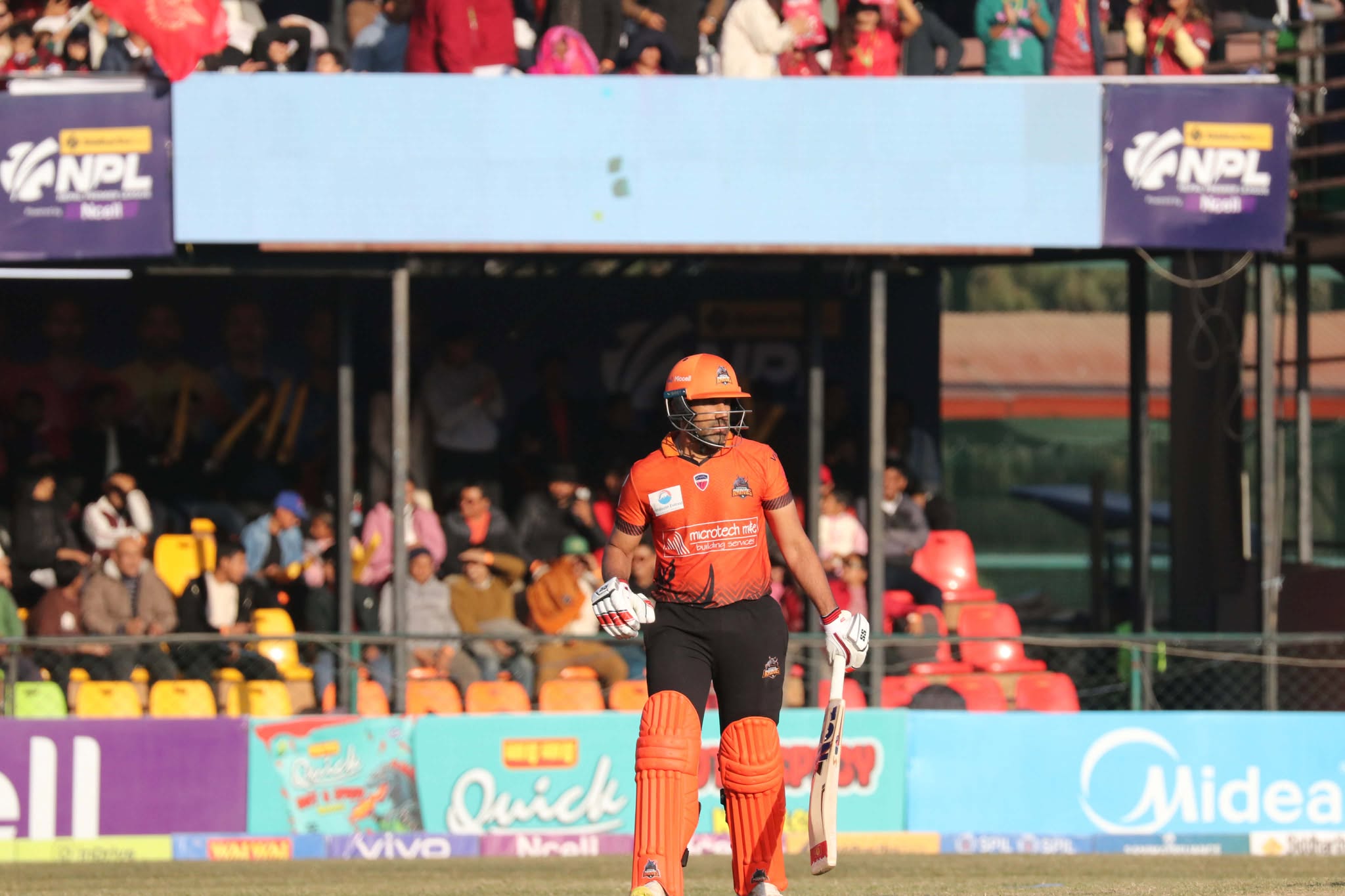  चितवन राइनोज दबाबमा, १० ओभरमा ४८ रन बनाउँदै चार विकेट गुमायो