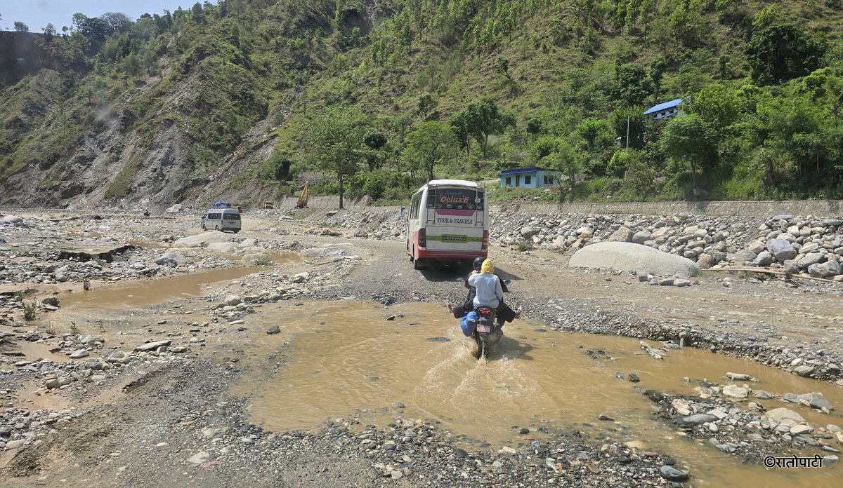 बर्खा नलाग्दै बीपी राजमार्गको यो हालत (तस्बिरहरू)