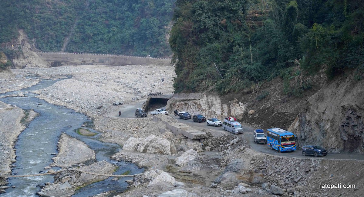 बीपी राजमार्गमा यात्रुलाई सास्ती, कहिले होला पुनर्निर्माण ? (तस्बिरहरू)