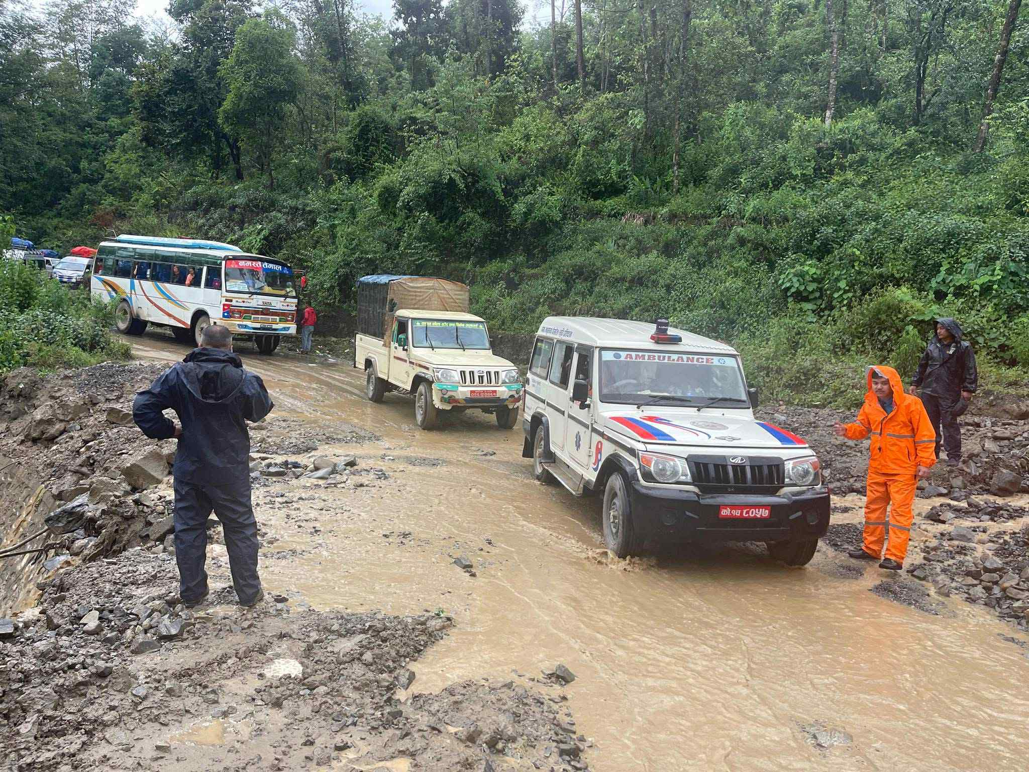 पहिरोले अवरूद्ध विपी राजमार्ग एकतर्फी सञ्चालनमा