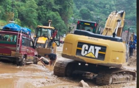   काभ्रेको नार्केमा पहिरो खस्दा बीपी राजमार्ग अवरूद्ध