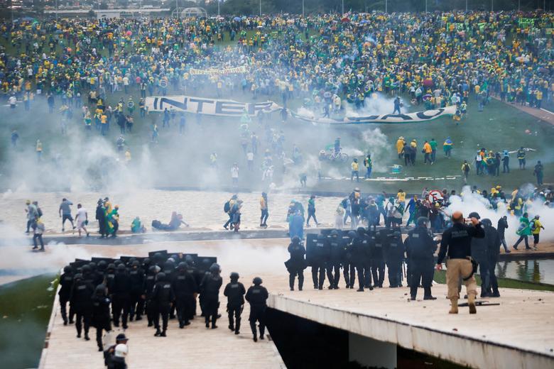 ब्राजिलमा अमेरिकी संसद जस्तै हिंसा (तस्बिरहरु)