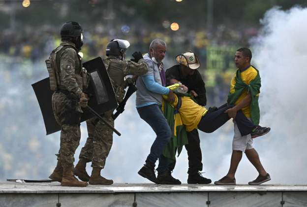 ब्राजिल हिंसा : मन्त्रीको दाबी – बोल्सोनारो समर्थकले राष्ट्रपति निवासबाट हतियार चोरेर लगे