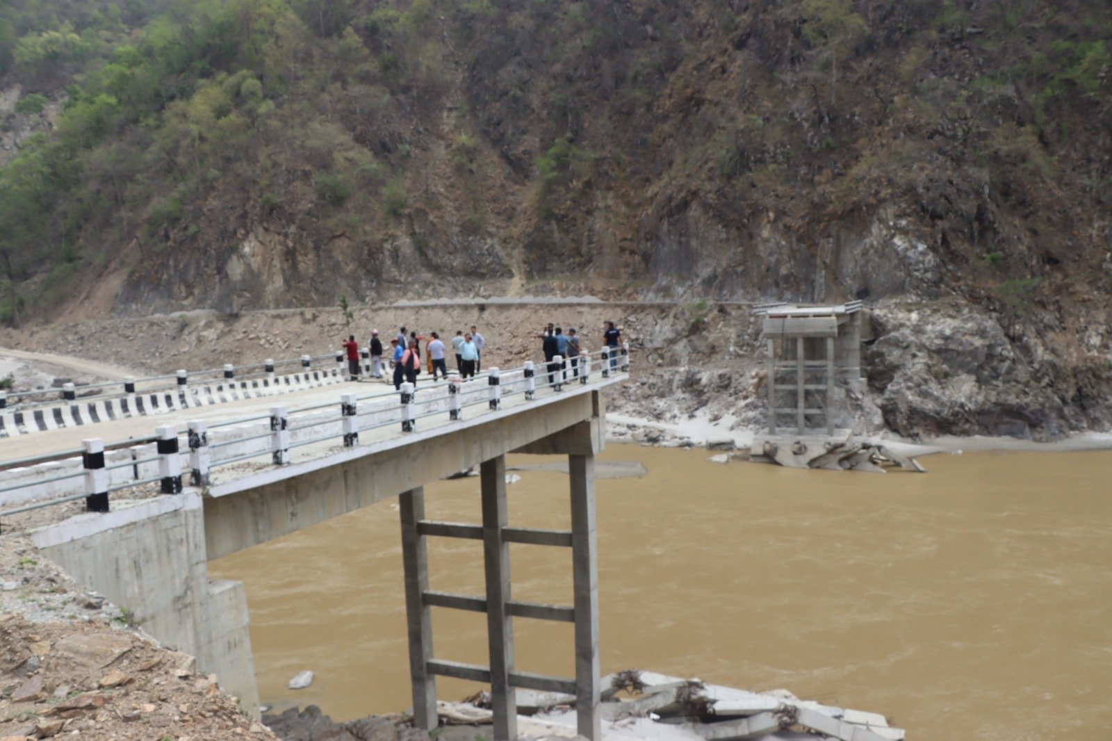 भत्केको पुलमाथि फोटो खिचाएर फर्कियो भौतिकमन्त्री दाहालको टोली