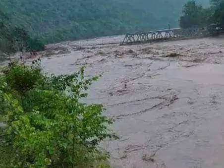 सुनकोशीको बाढीले पक्की पुल बगायो