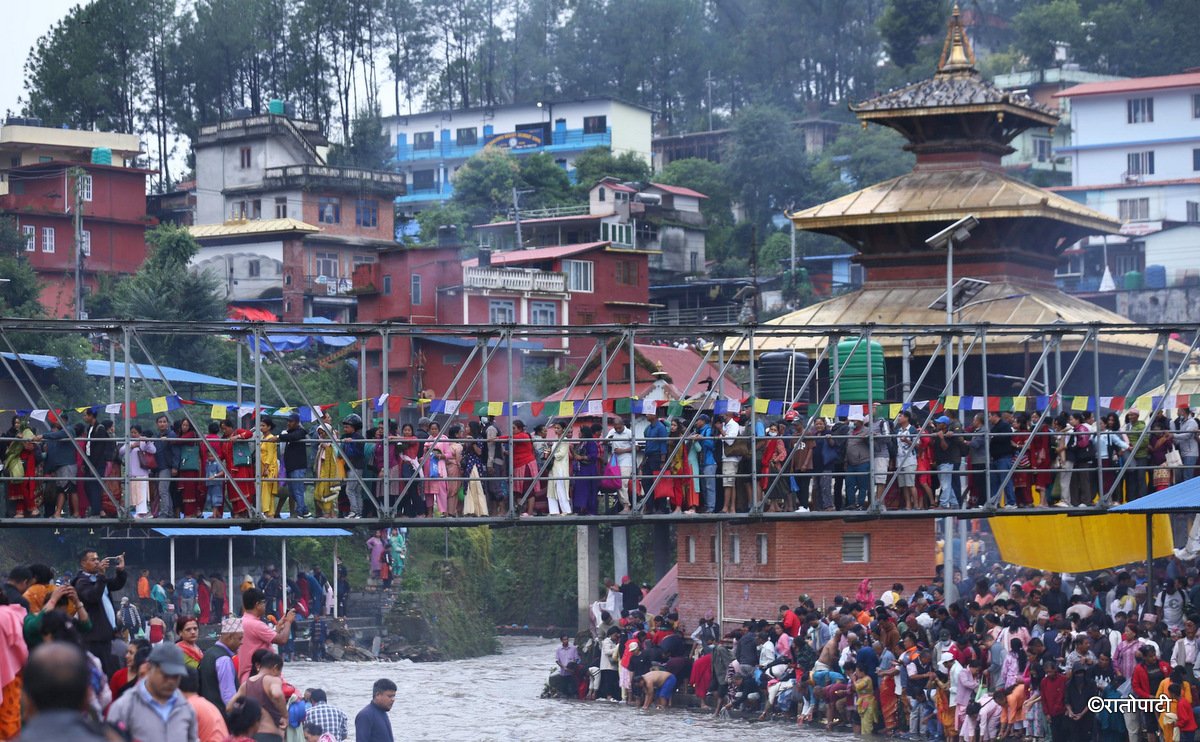   बुबाको मुख हेर्ने दिन :  गोकर्णेश्वर मन्दिरमा श्रद्धालुहरूको भीड (तस्बिरहरू)