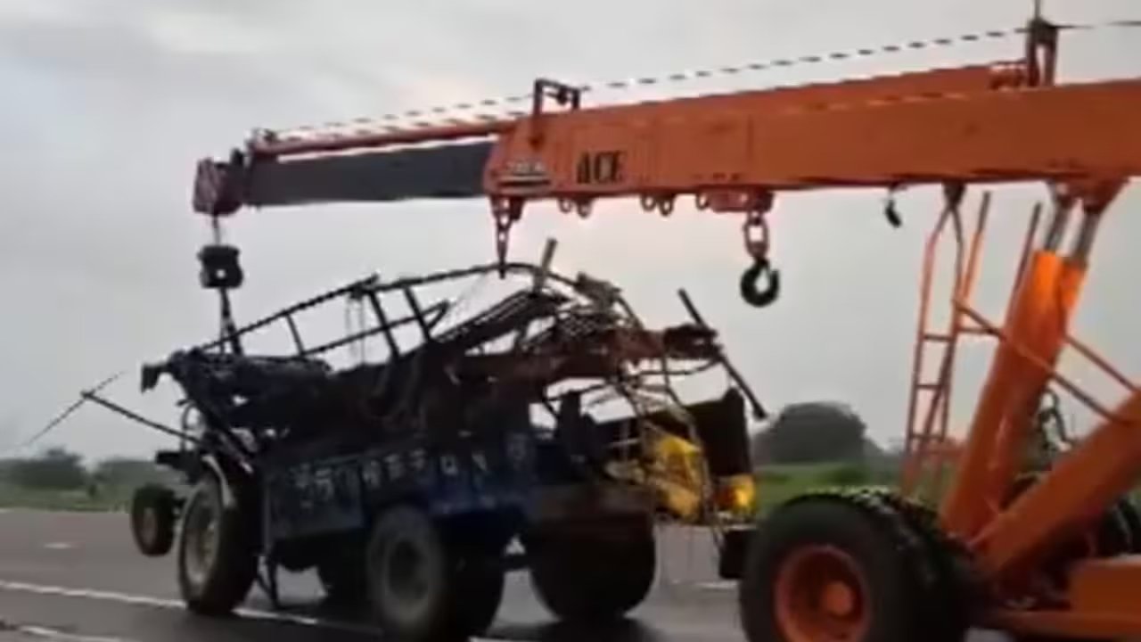   बुलन्दसहरमा भीषण दुर्घटना : ट्रयाक्टर ट्रली र कन्टेनर ठोक्किँदा ८ भक्तजनको मृत्यु, ५० घाइते