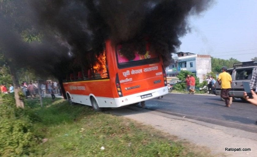 मोरङमा स्कुटरलाई ठक्कर दिने बसमा आगजनी