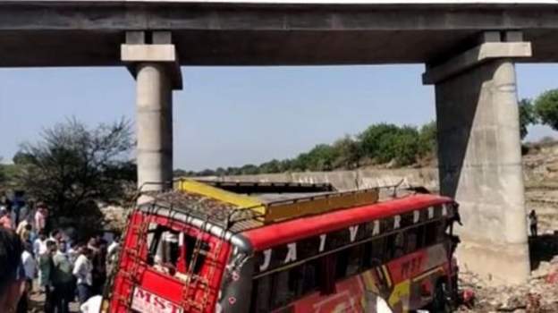 भारत : यात्रीले खचाखच भरिएको बस पुलबाट खस्यो, १५ को मृत्यु