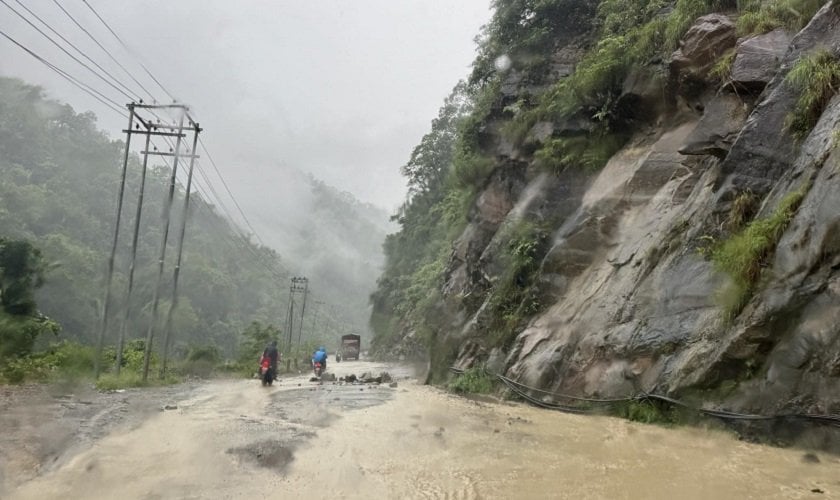 पहिरोले बुटवल पाल्पा सडक अवरुद्ध