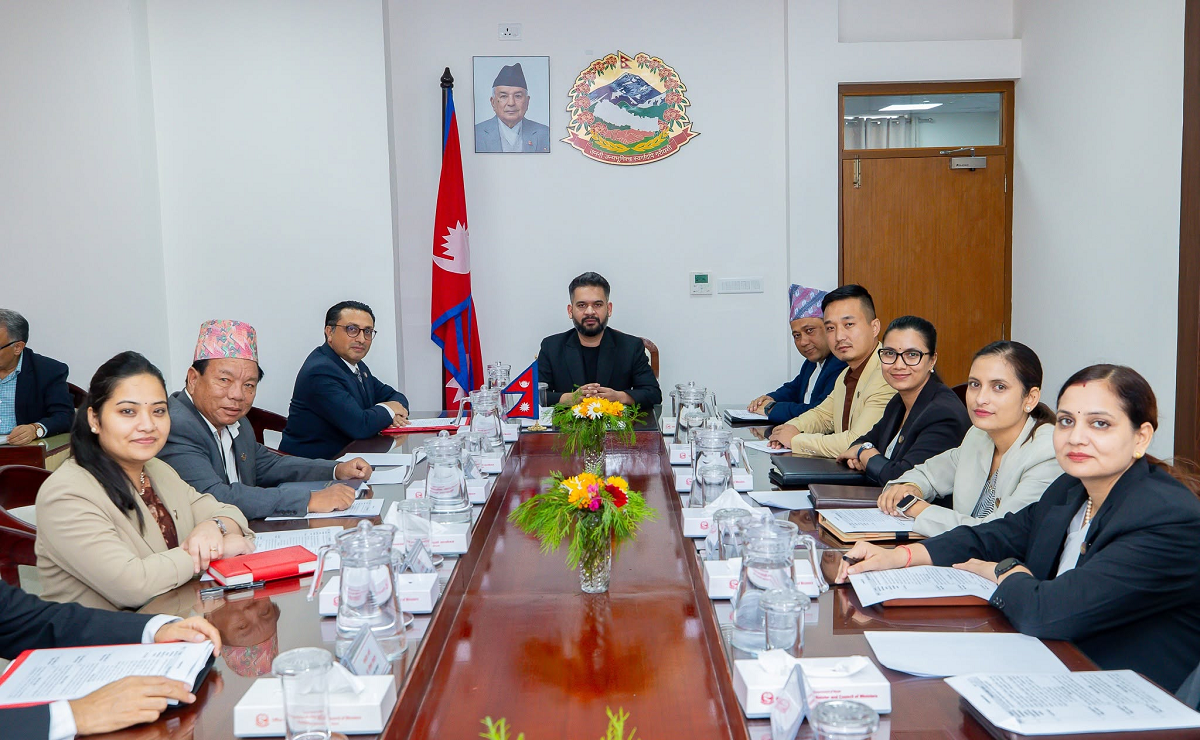 Cabinet Meeting Begins