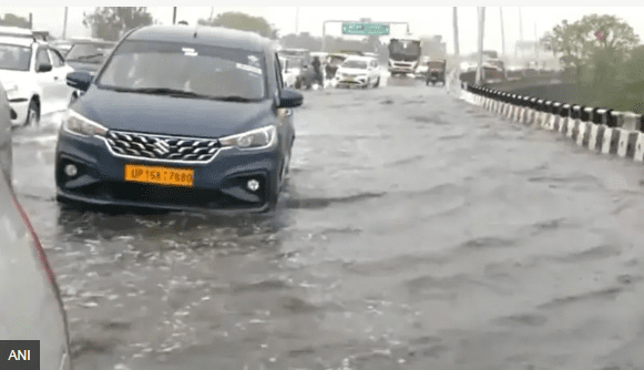 दिल्लीमा भारी वर्षाले घर भत्किँदा चार जनाको मृत्यु