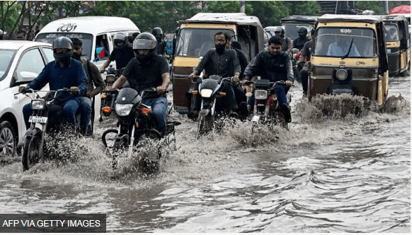   कराँचीमा वर्षासँग सम्बन्धित दुर्घटनामा कम्तीमा ८ जनाको मृत्यु