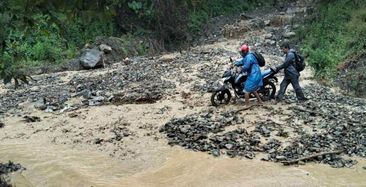 विपी राजमार्गमा लेदोसहितको पहिरो, आवतजावत ठप्प