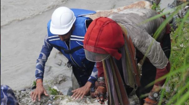   महाकाली नदीकोबिचमा फसेका पुरुषको सकुशल उद्धार