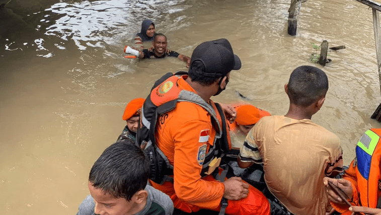 इन्डोनेसियाको पूर्वी क्षेत्रमा रहेको सुनखानीमा पहिरो जाँदा ६ जनाको मृत्यु, १४ बेपत्ता