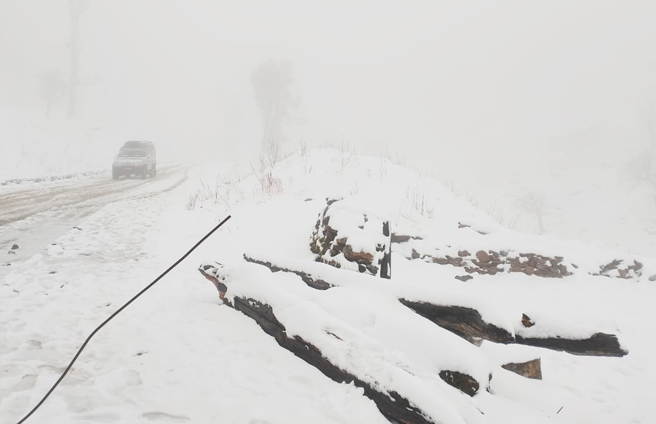 हिमपातका कारण मध्यपहाडी लोकमार्ग अवरुद्ध