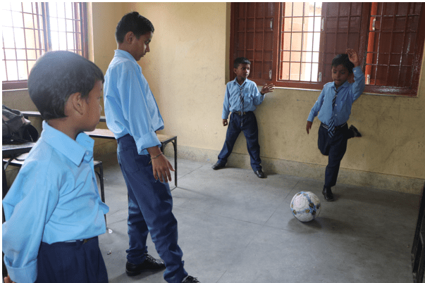 काठमाडौँकै विद्यालयमा छैन खेलमैदान, कक्षाकोठाभित्रै घुम्छ फुटबल