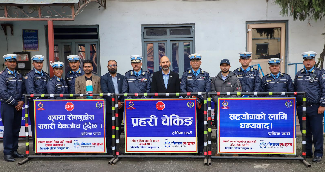 नेपाल लाइफ इन्स्योरेन्सद्वारा ट्राफिक प्रहरीलाई चेकिङ बोर्ड प्रदान