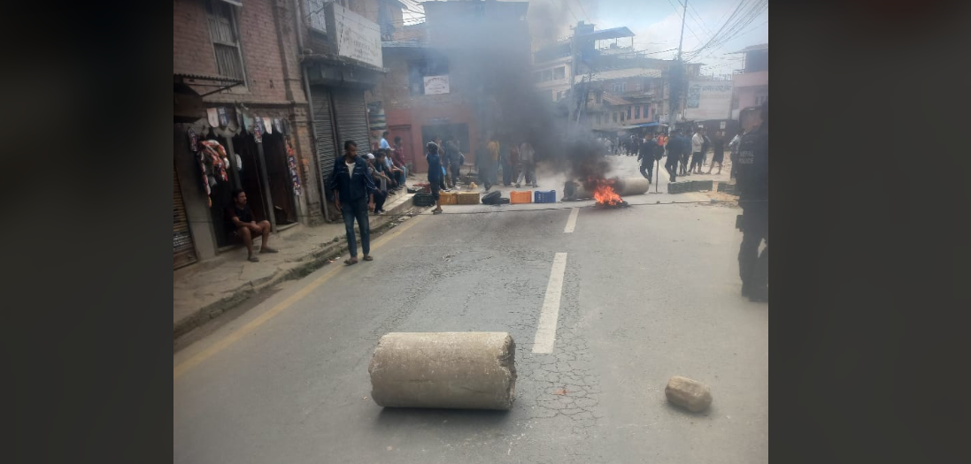 ललितपुरमा बाटो चौडा बनाउने क्रममा पोलले लागेर एक जनाको मृत्यु, ठैब क्षेत्र तनाग्रस्त