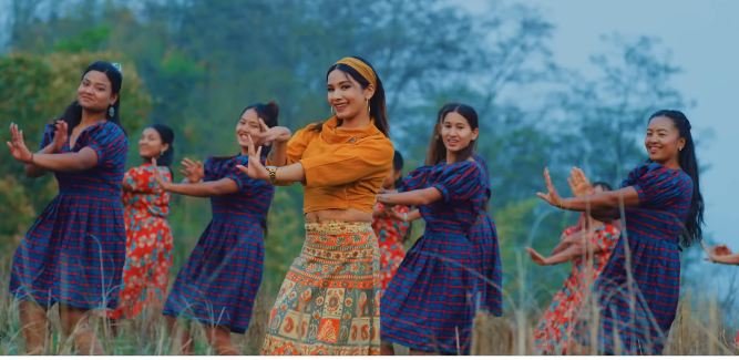   सुमित्रा र खेमको नयाँ लोकगीत ‘मान्छे सोझी छ’