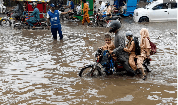   पाकिस्तानमा मनसुनको प्रकोप : १११ जनाको मृत्यु, थप वर्षाको चेतावनी