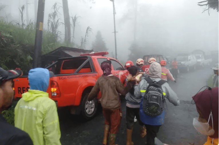 इण्डोनेसियामा पहिरोमा परी मृत्यु हुनेको संख्या १८ पुग्यो