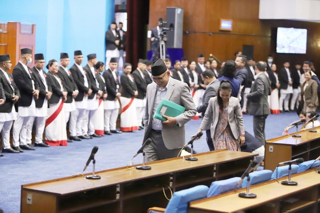 अर्थमन्त्री जवाफ दिन अघि बढेपछि जर्याकजुरुक उठे रास्वपाका सांसद, अनि सुरु भयो नाराबाजी (तस्बिरहरू)