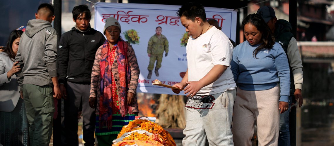 रुसी सेनामा ज्यान गुमाएका सुनुवारको कुशको शव बनाई अन्त्येष्टि (तस्बिरहरू)