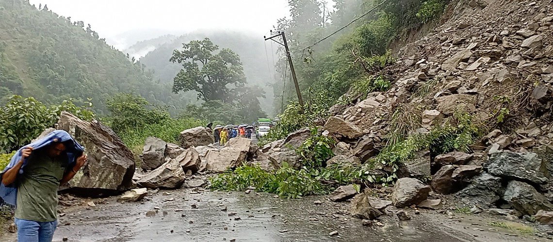   बागमती प्रदेशमा अविरल वर्षाको कहर :  मुख्य राजमार्ग अवरुद्ध, ९५४ यात्रु अलपत्र
