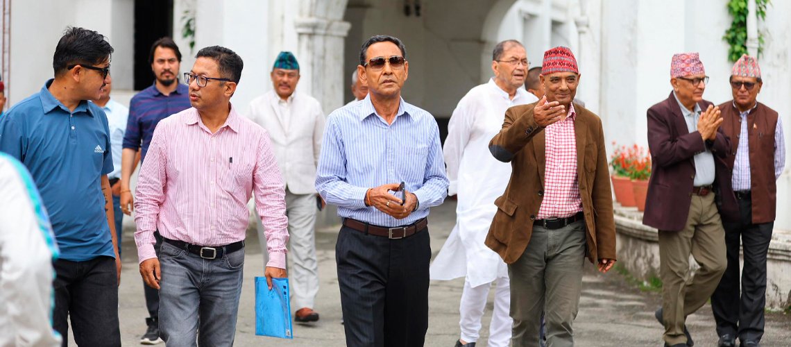   लिङ्‍देनले गिरीलाई पदमुक्त गरेपछि नेताहरूले दिए आयोगमा उजुरी (तस्बिरहरू)