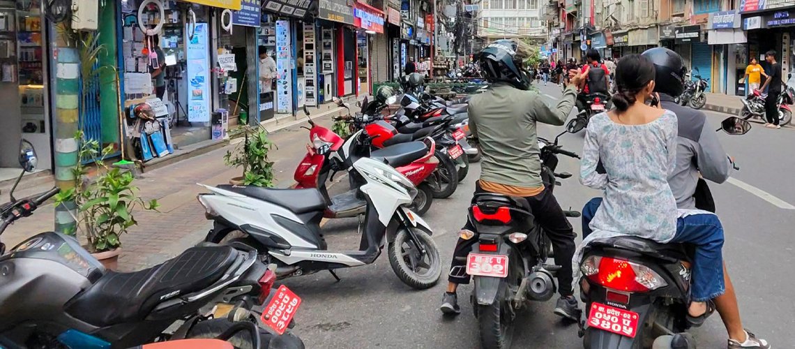 गणेश नेपाली घटनापछि सडकबाट हराए नगर प्रहरी, फेरि बढ्यो अव्यवस्थित पार्किङ  (तस्बिरहरू)