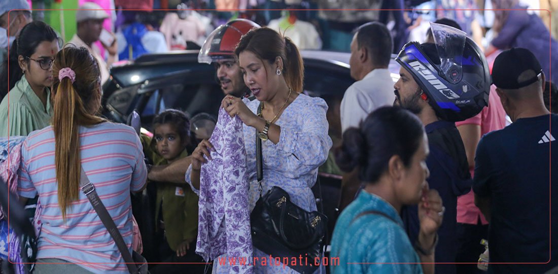   दसैँको आगमनसँगै काठमाडौँमा किनमेल गर्नेहरूको भीड (तस्बिरहरू)