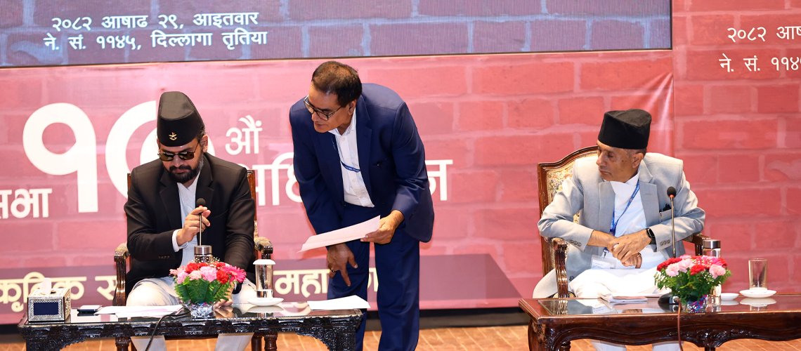   काठमाडौँको नगर सभामा देखिएको प्रमुख प्रशासकीय अधिकृतको छटपटी (तस्बिरहरू)