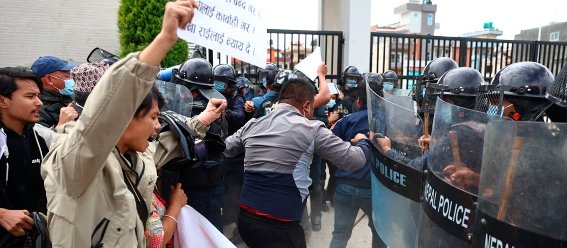   किष्ट अस्पतालमा तनाव, प्रहरीसँग घम्साघम्सी (तस्बिरहरू)