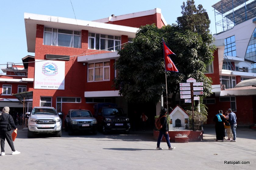 जिल्ला प्रशासन कार्यालय काठमाडौँका नायव सुब्बा पक्राउ