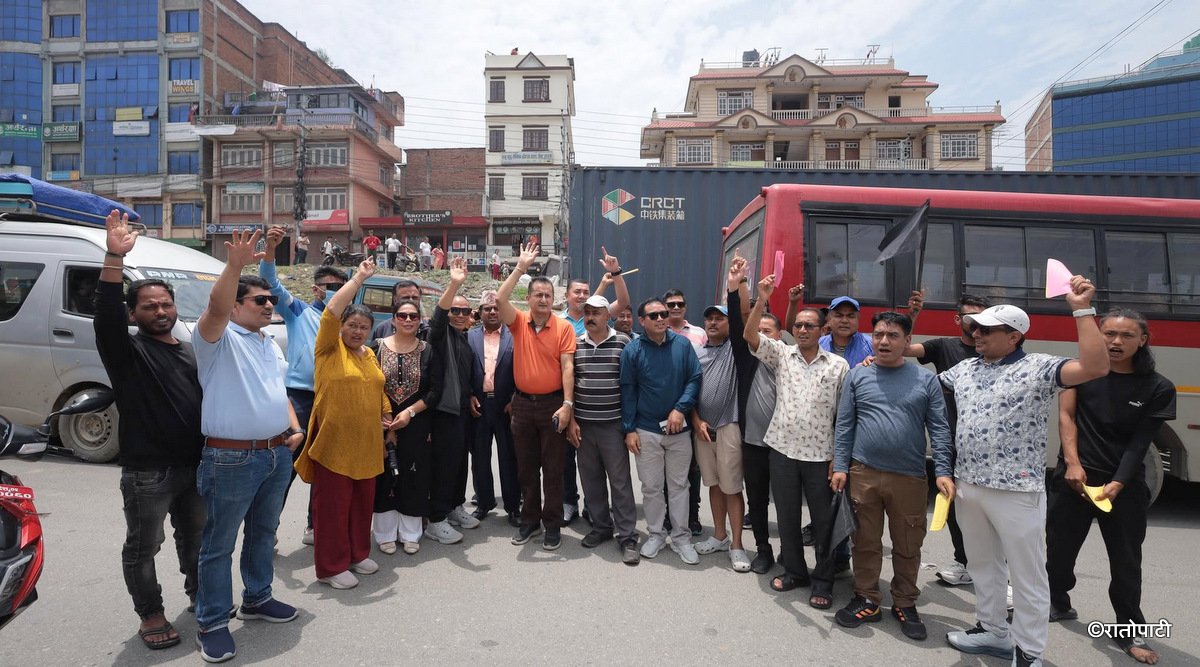 विभिन्न ७ बुँदे माग राख्दै सार्वजनिक यातायात व्यवसायीले गरे देशभर चक्काजाम (तस्बिरहरू)