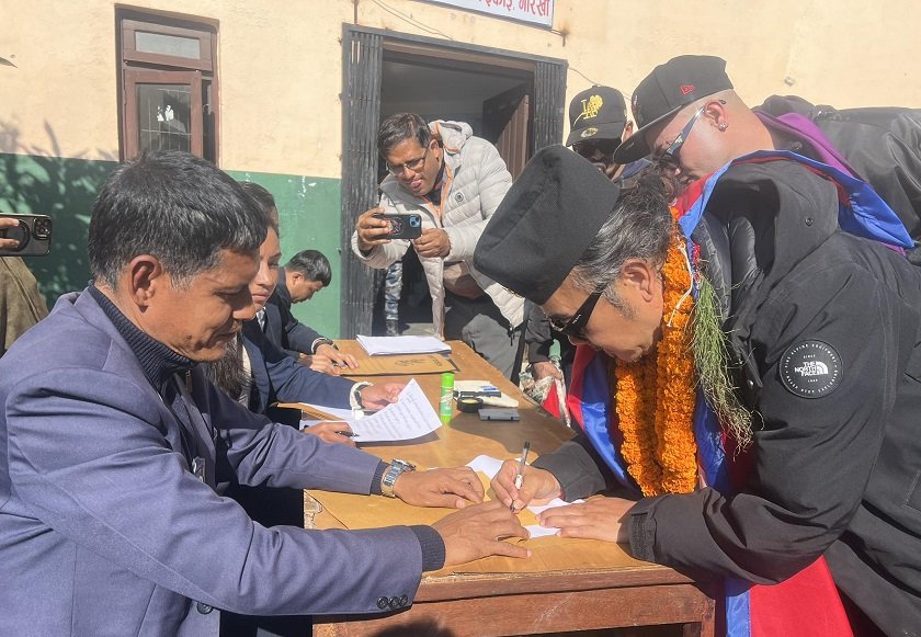   गोरखा–२ मा एमालेबाट ‘चक्रे मिलन’ले गराए उम्मेदवारी दर्ता