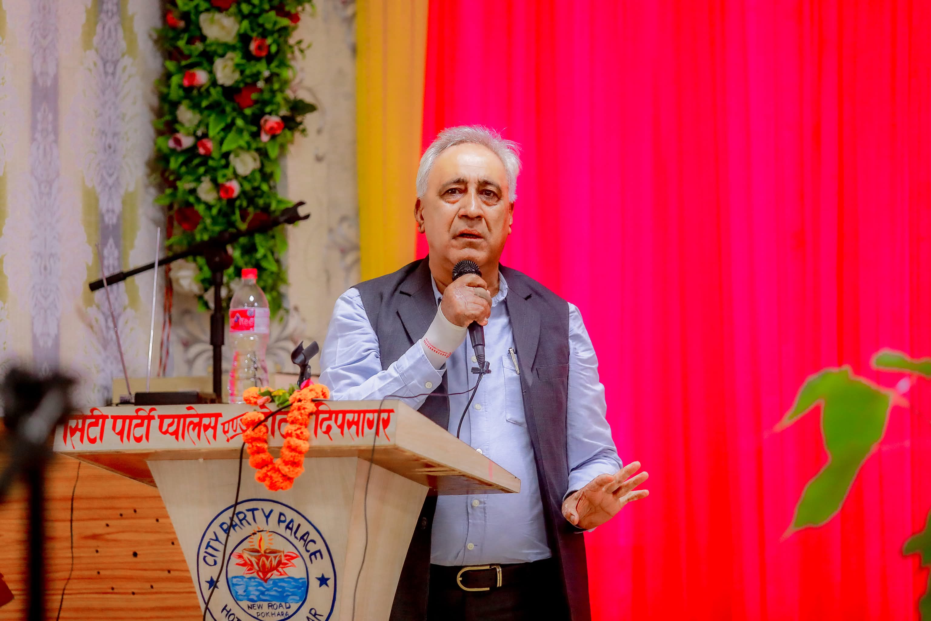 देउवा पक्षीय नेतालाई चन्द्र भण्डारीले भने, ‘डेरा खोज्दै हिँड्ने होइन, सानेपामा आएर बहस गर्नुस्’