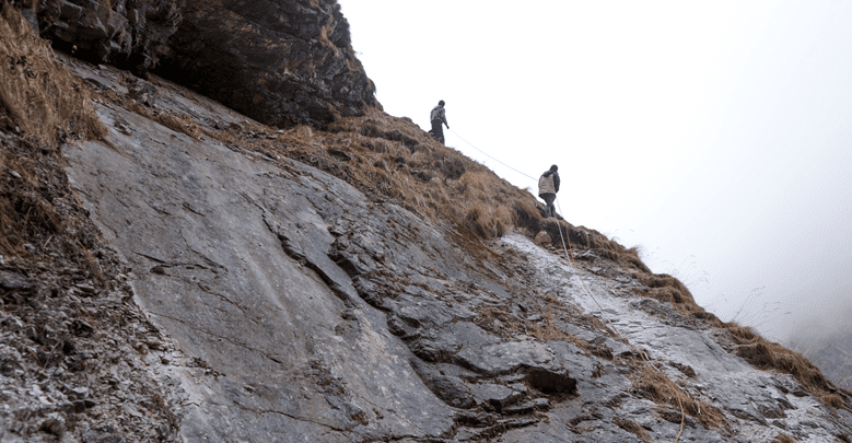 पदमार्ग नहुँदा डोरीमा झुन्डिएर यात्रा गर्नुपर्ने बाध्यता