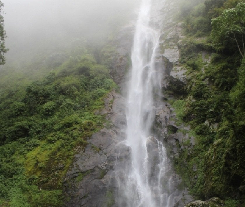 पर्यटकको पर्खाइमा भोजपुरको छाँगे झरना