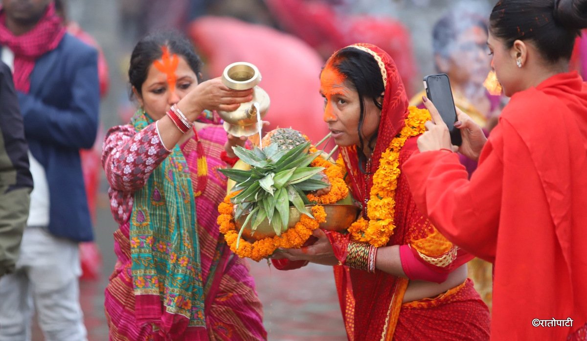   काठमाडौँमा यसरी गरियो छठको समापन (तस्बिरहरु)