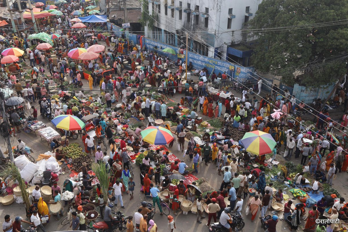   ‘छठ’ पर्वका लागि वीरगञ्जमा मानिसहरूको भिड, तस्बिरहरू