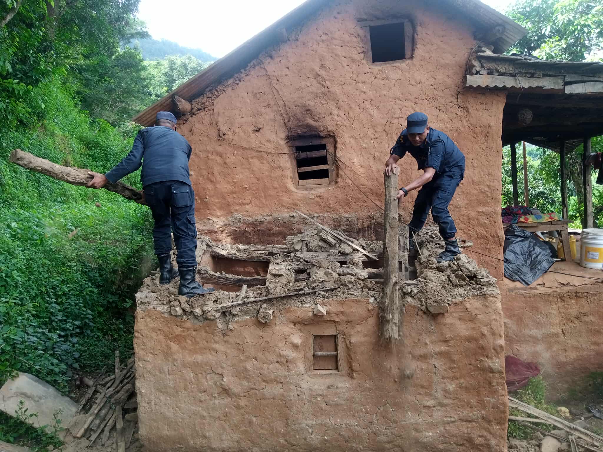   एकैदिन अछाममा ४६ छाउगोठ भत्काइए