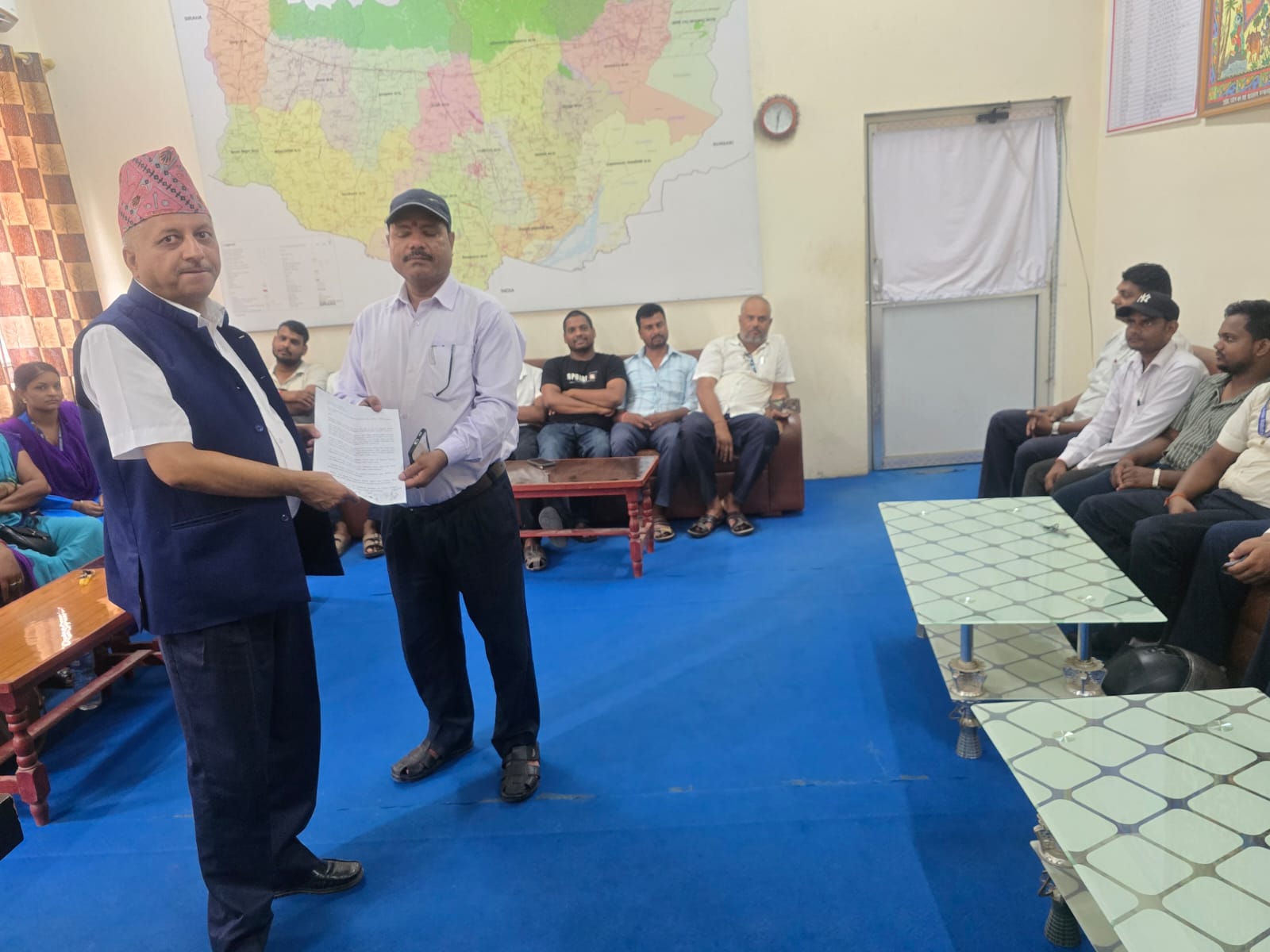 सुरक्षाको माग गर्दै छिन्नमस्ता गाउँपालिकाका कर्मचारीले बुझाए प्रमुख जिल्ला अधिकारीलाई ध्यानाकर्षण पत्र