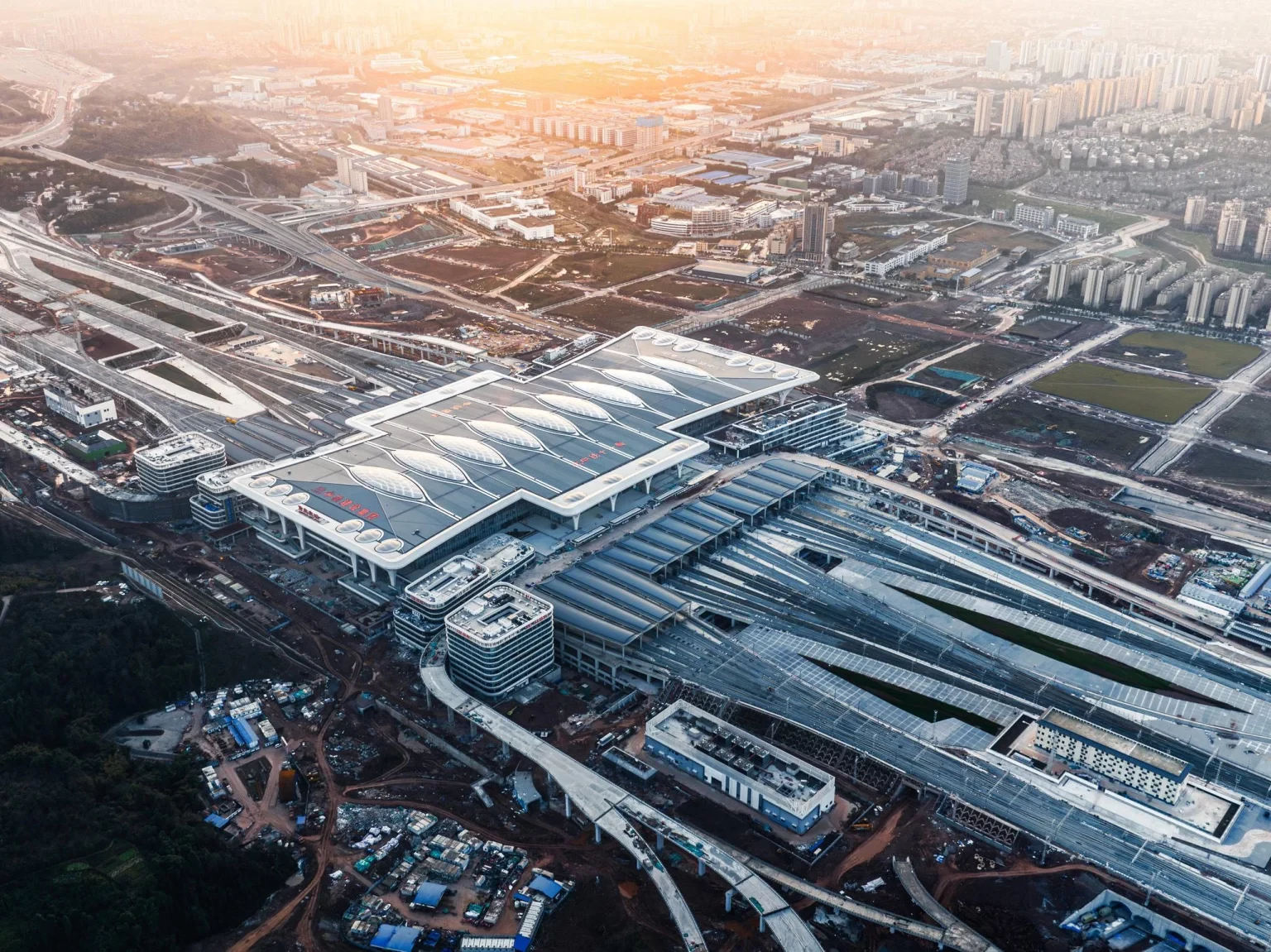 Chongqing East: World's Largest Rail Station Built on Mountaintop