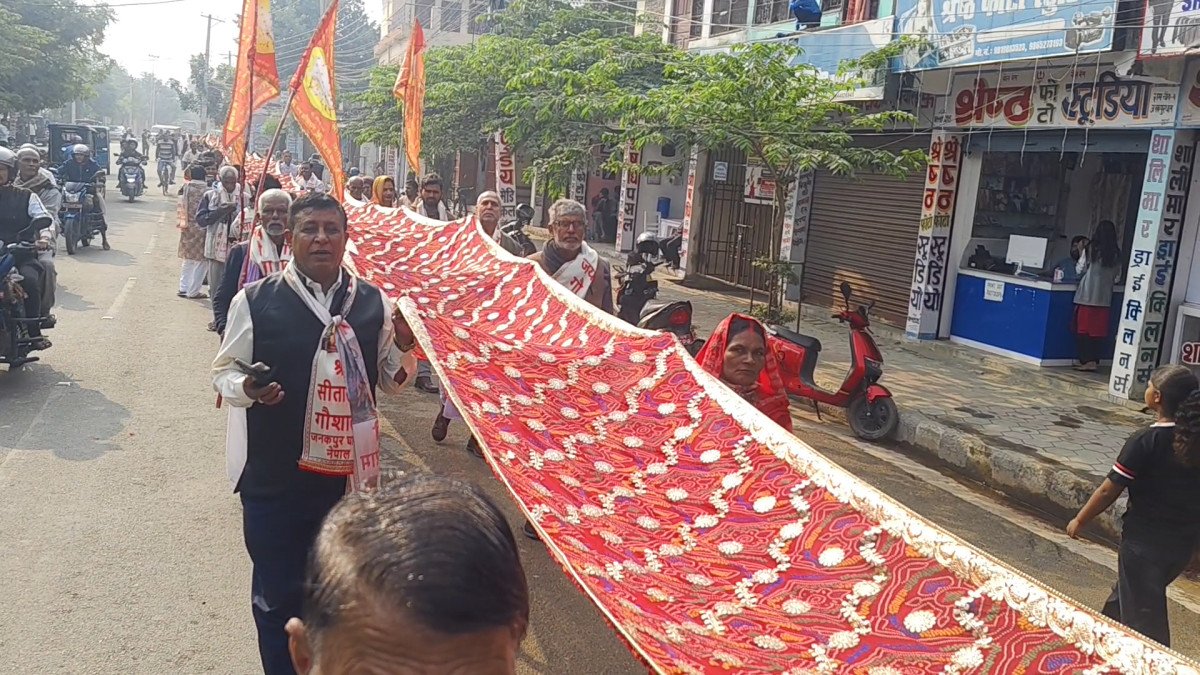   जानकी मन्दिरमा १ सय ११ मिटर लामो चुनरी चढाइयो