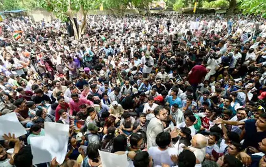 शिक्षा मन्त्रीको राजीनामा माग्दै दिल्लीमा ‘कक्रोच जनता पार्टी’को ५ घण्टे प्रदर्शन